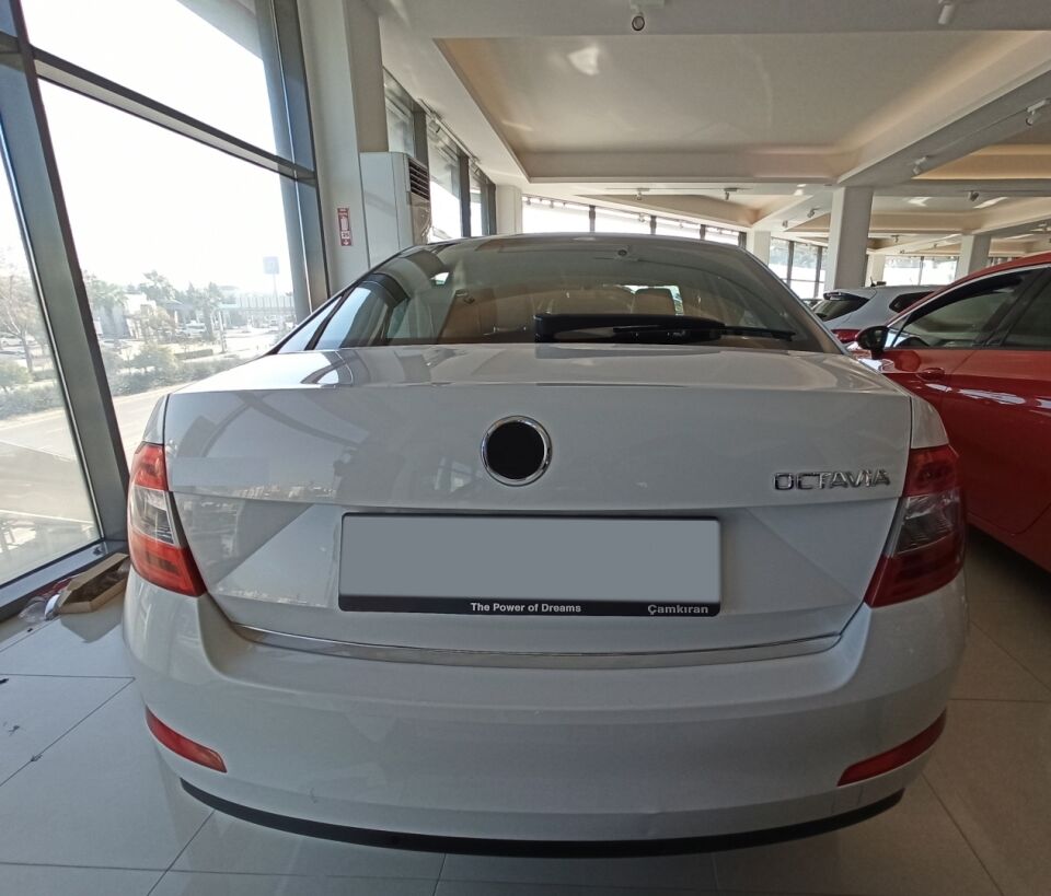 OCTAVIA 2015-2019 IÇIN UYUMLU BAGAJ ÇITASI KROM