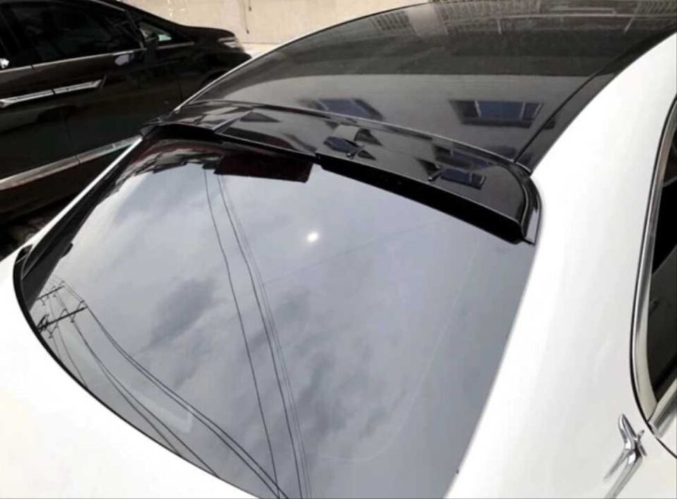 W205 2015-2021 C SERISI IÇIN UYUMLU CAM ÜSTÜ SPOILER - PIANO BLACK (PARLAK SIYAH)