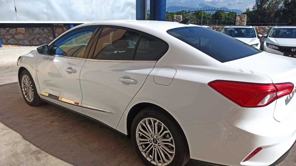FOCUS IÇIN UYUMLU 2019+ KAPI ÇITASI PIANO BLACK