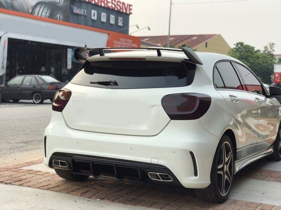 W176 16-18  A45 DIFUZOR & EGZOZ SETI  (PARLAK SIYAH) - SILVER EGZOZ ILE (AMG PAKET İÇİN )