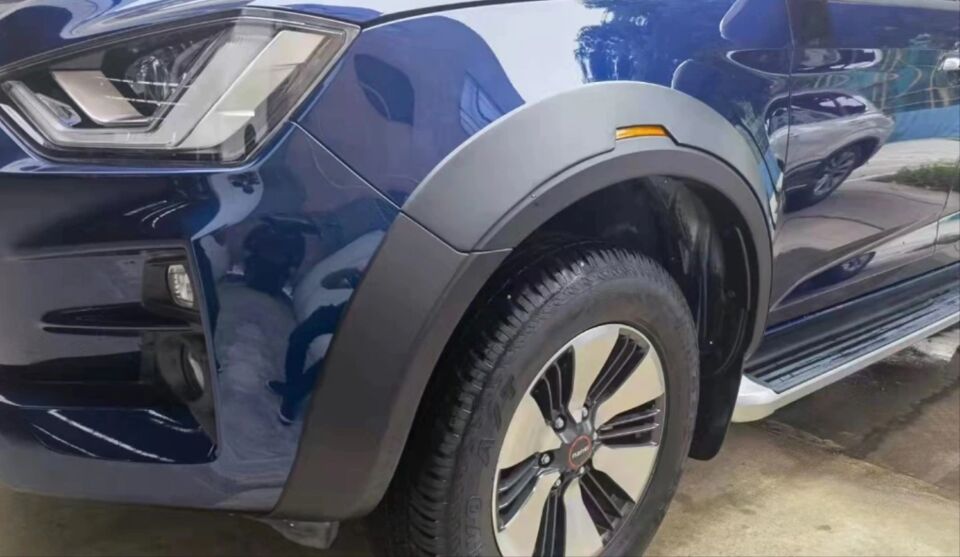 D-MAX IÇIN UYUMLU 2020+ CAMURLUK KABARTMA REFLEKTÖRLÜ (DODIK)