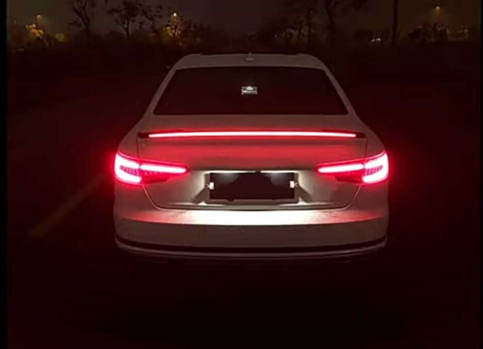 A4 2016-2019 IÇIN UYUMLU LED SPOILER PIANO BLACK (PARLAK SIYAH)