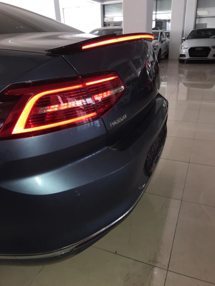 PASSAT B8 IÇIN UYUMLU LED SPOILER  (PIANO BLACK)