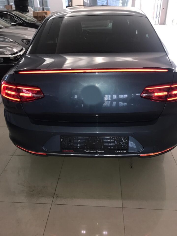 PASSAT B8 IÇIN UYUMLU LED SPOILER  (PIANO BLACK)
