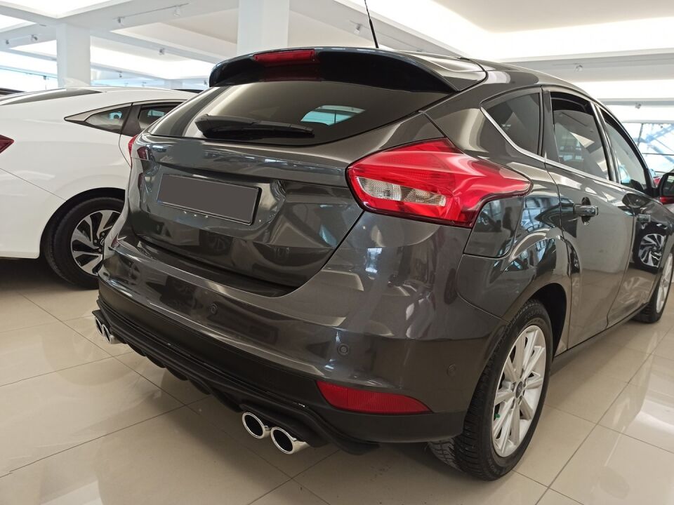 FOCUS IÇIN UYUMLU 2015-2018 DIFÜZÖR - PIANO BLACK
