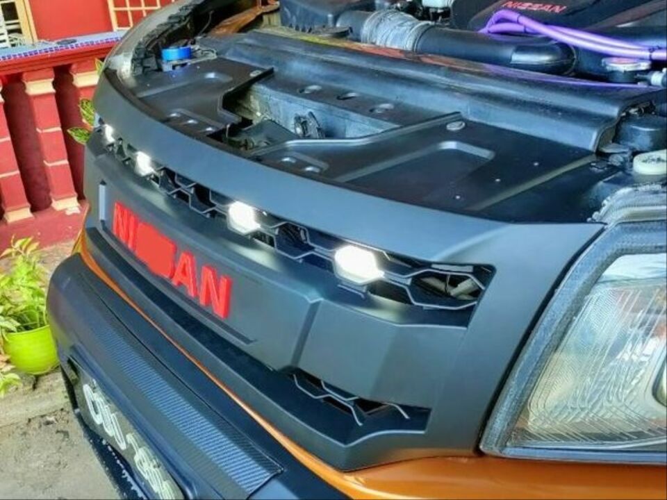 NAVARA NP300 (2015-2020) IÇIN UYUMLU  LEDLI PANJUR- SIYAH (DIZAYN B)