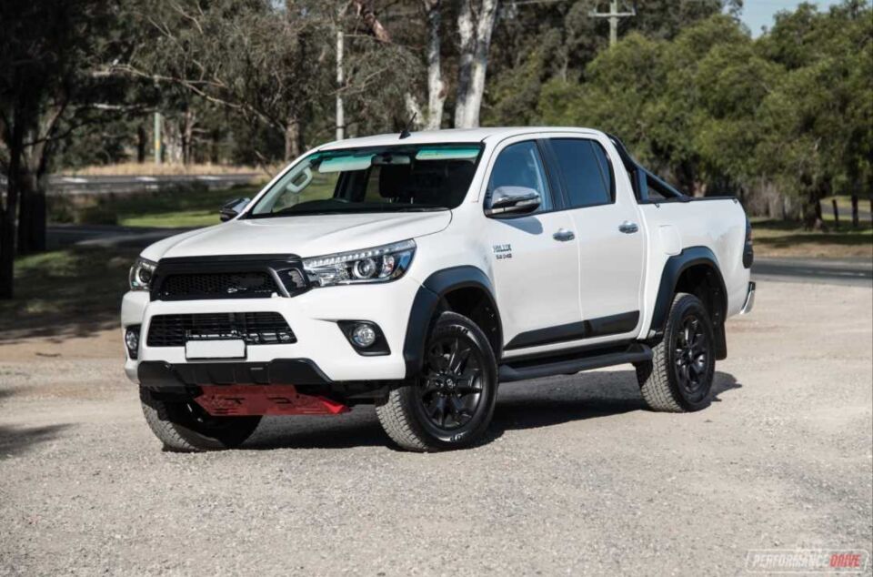 HILUX REVO 2016-2019 IÇIN UYUMLU TRD TAMPON ALT KORUMA (KIRMIZI)