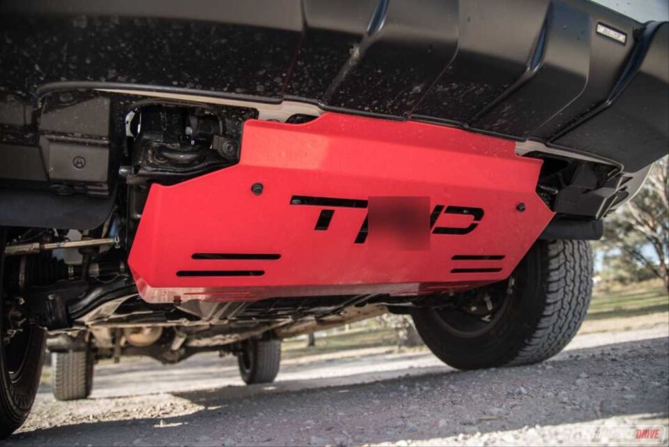 HILUX REVO 2016-2019 IÇIN UYUMLU TRD TAMPON ALT KORUMA (KIRMIZI)