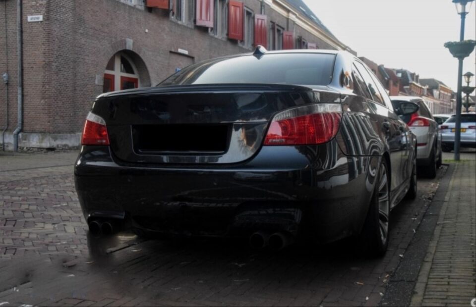 5 SERISI E60 2005-2010 IÇIN UYUMLU M5 GÖRÜNÜM BAGAJ SPOILER - PIANO BLACK (PARLAK SIYAH)