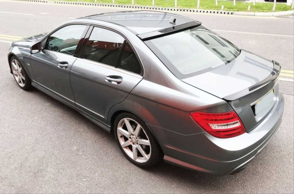 W204 2007-2014 C SERISI IÇIN UYUMLU CAM ÜSTÜ SPOILER  - PIANO BLACK (PARLAK SIYAH)