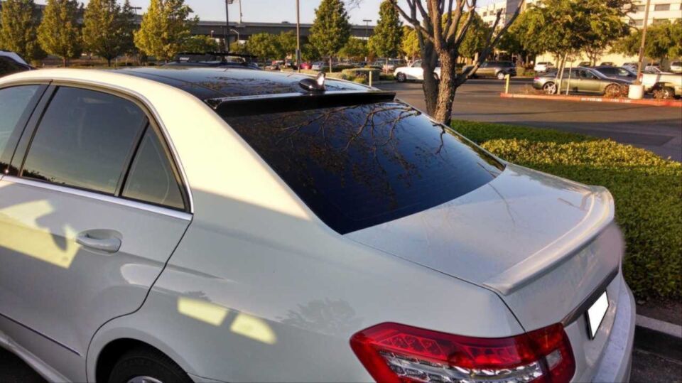 W212(2009-2015) E SERISI IÇIN UYUMLU CAM ÜSTÜ SPOILER   - PIANO BLACK (PARLAK SIYAH)