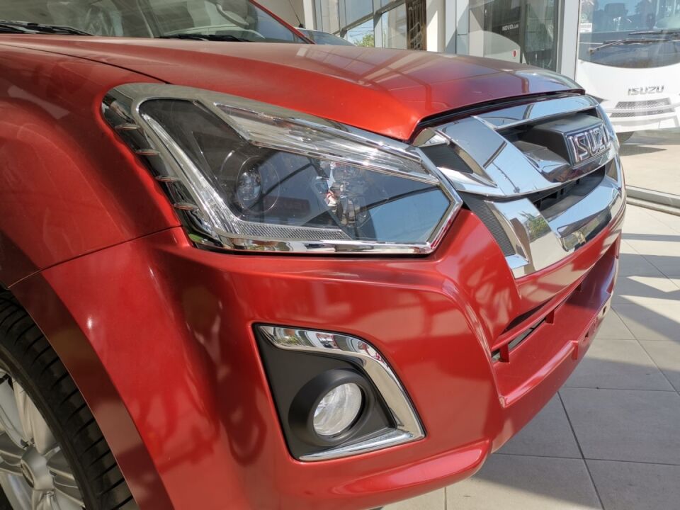 D-MAX IÇIN UYUMLU 2018+ FAR ÇERÇEVESI KAPLAMA NIKELAJ SINYAL ÇIZGILI