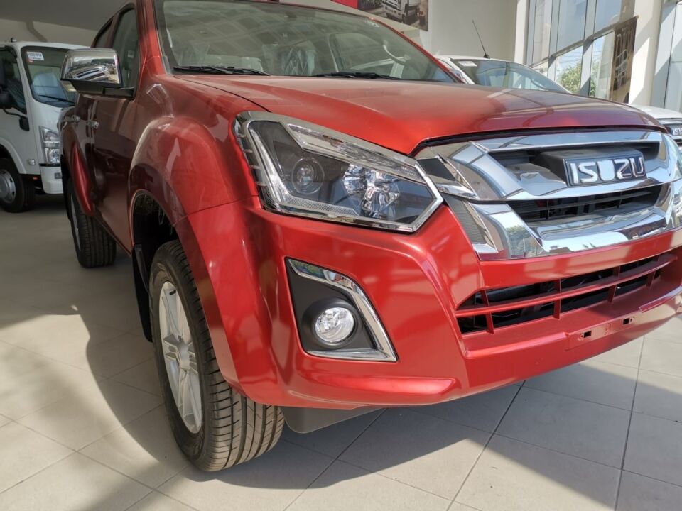 D-MAX IÇIN UYUMLU 2018+ FAR ÇERÇEVESI KAPLAMA NIKELAJ SINYAL ÇIZGILI