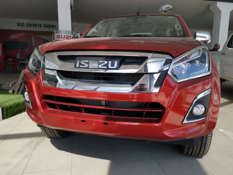 D-MAX IÇIN UYUMLU 2018+ FAR ÇERÇEVESI KAPLAMA NIKELAJ SINYAL ÇIZGILI